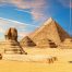 La Sfinge accanto alle Piramidi nelle sabbie del deserto di Giza, Egitto