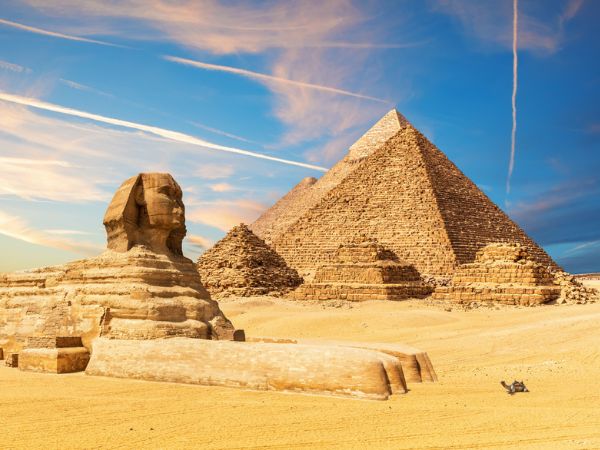 La Sfinge accanto alle Piramidi nelle sabbie del deserto di Giza, Egitto