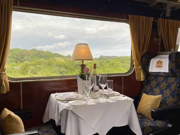 Tavolo per la cena su un treno di lusso