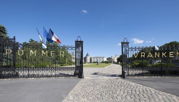 ingresso-alla-maison-Pommery-una-tappa-da-non-mancare-in-una-luna-di-miele-in-Champagne