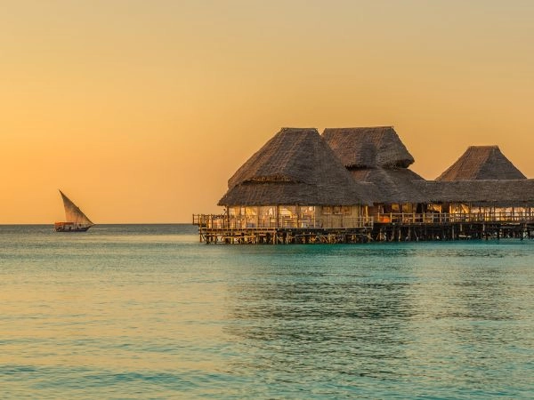 Bar e cafe sull'acqua al tramonto di Zanzibar, Tanzania.
