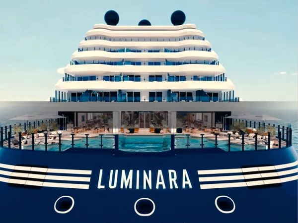 Le grandi navi di massa offrono varietà e intrattenimento; le boutique ship offrono silenzio, esclusività e itinerari fuori rotta.