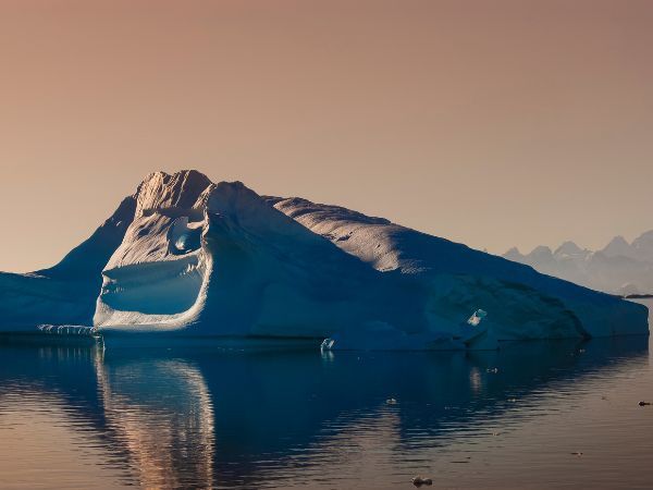 Drake Passage – stretto di mare tra l’America del Sud e l’Antartide, noto per le sue acque agitate e come passaggio principale per le crociere verso il continente antartico.