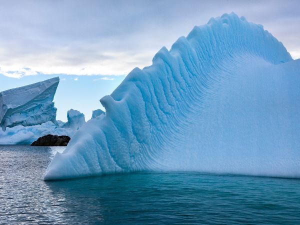 Penisola Antartica – regione dell’Antartide caratterizzata da paesaggi glaciali spettacolari, iceberg