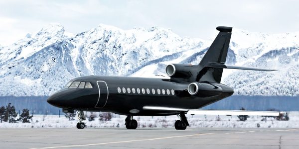 Private-Jet-che-aspetta-i-clienti-all-aeroporto-di-Sankt-Moritz-in-Svizzera