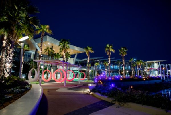 La-Promenade-del-Manar-Mall-a-Ras-El-Khaimah-di-sera