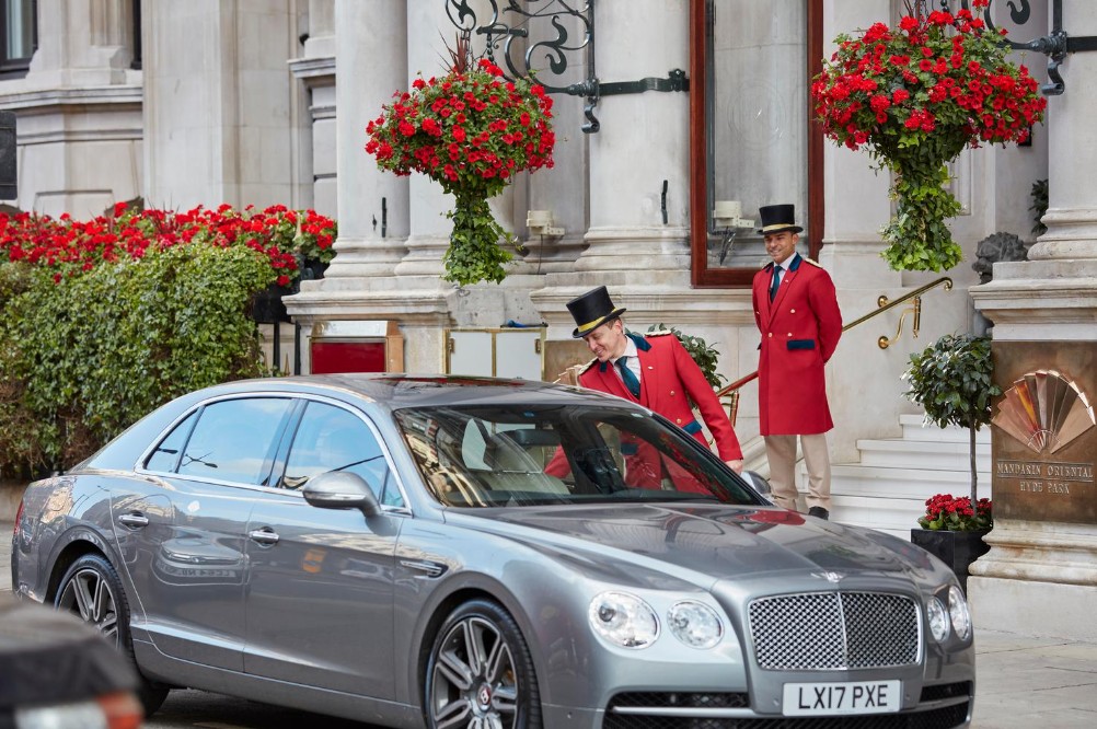 Un-cliente-arriva-al-Mandarin-Oriental-a-Londra