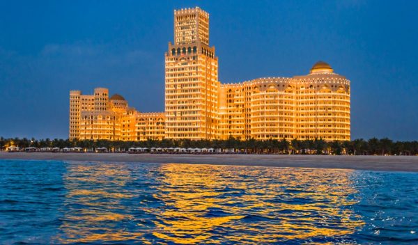 Veduta-notturna-del-monumentale-Waldorf-Astoria-di-RAK